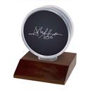 Ultra PRO Memorabilia Displays – sötét fa talpú hokikorong-tartó